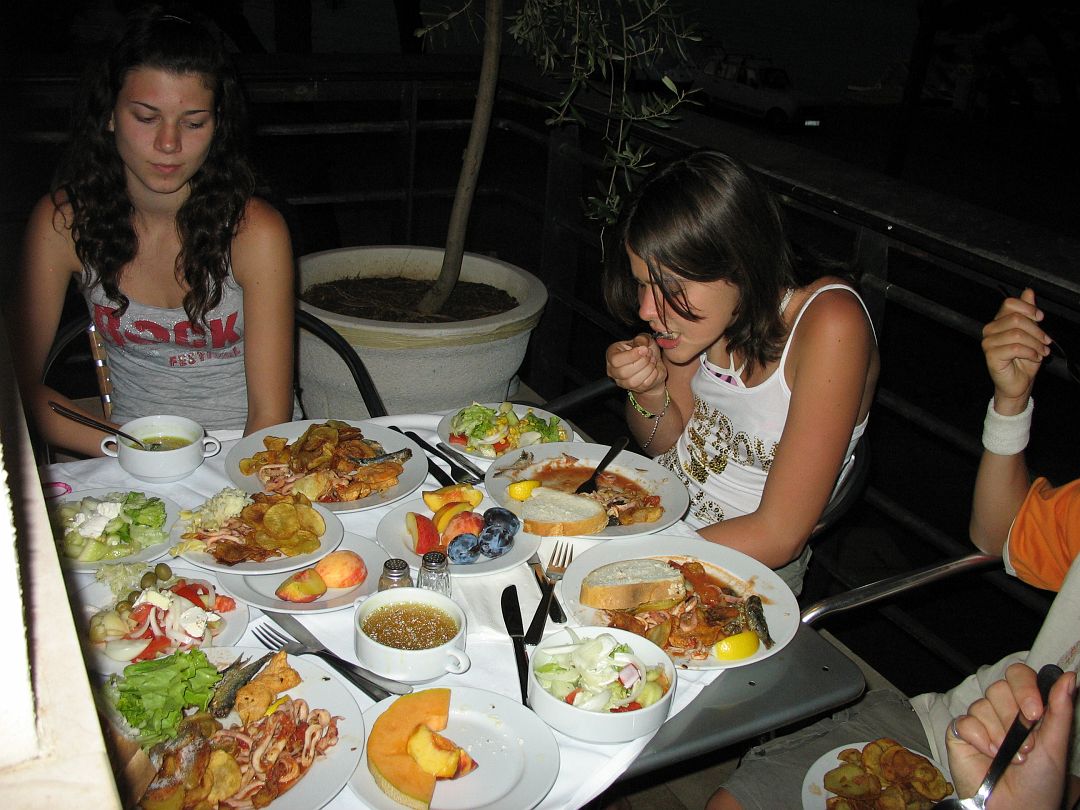 Picture 001.jpg - Hát éhesek nem maradtak